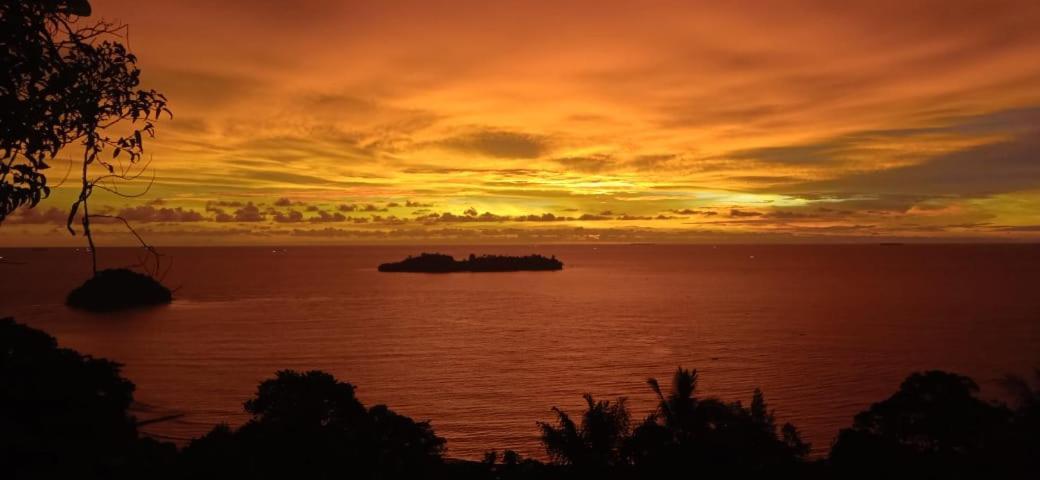 The View Padang, Amazing View, 8 Mins Mentawai Fast Ferry, Cold Beer,Close To Restaurants Padang (Sumatra) Eksteriør billede