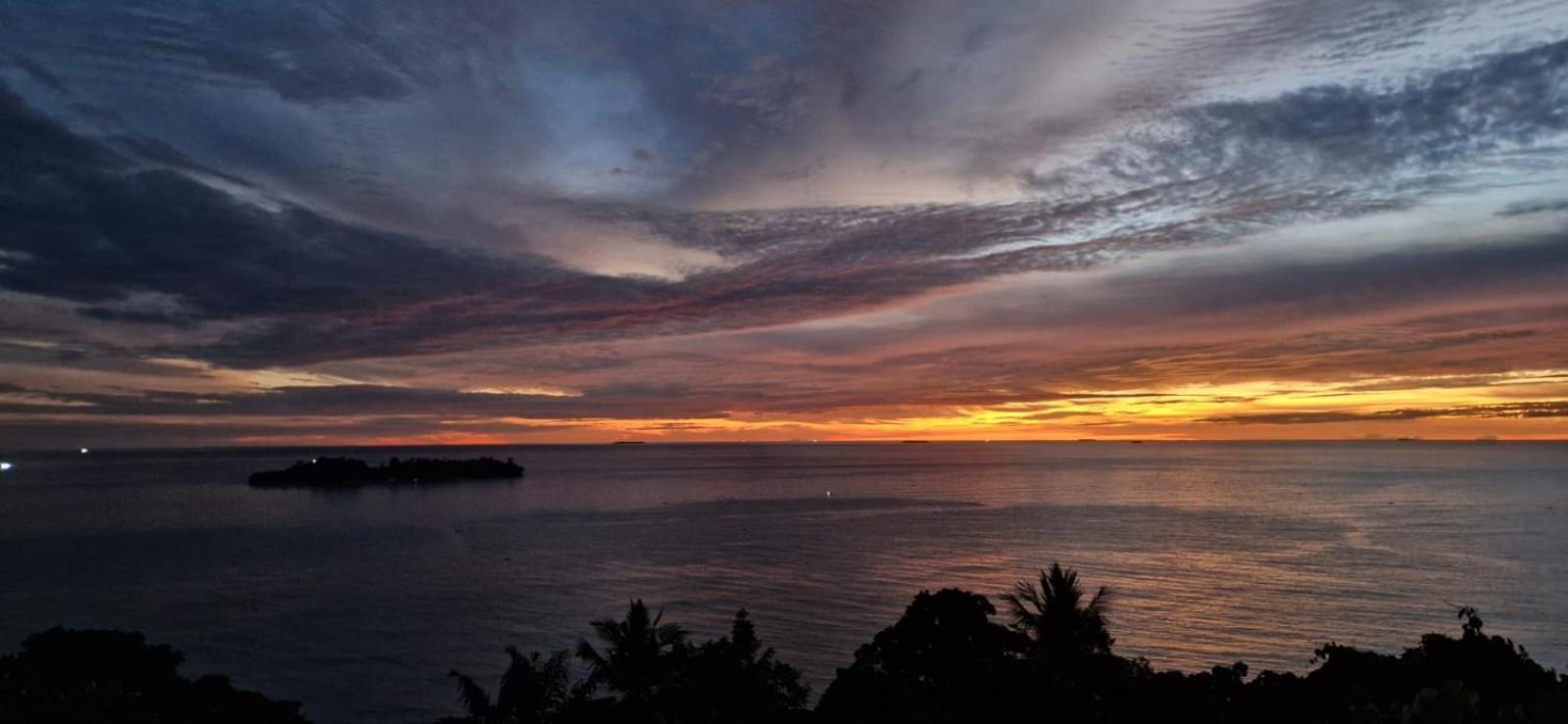 The View Padang, Amazing View, 8 Mins Mentawai Fast Ferry, Cold Beer,Close To Restaurants Padang (Sumatra) Eksteriør billede